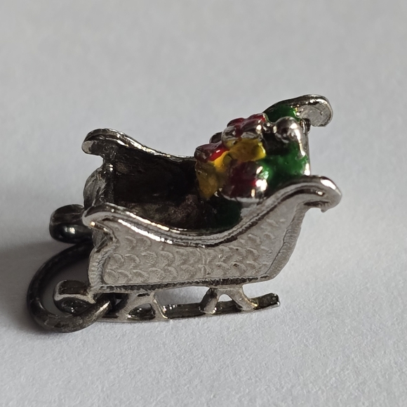 Vintage Santa Sleigh charm with gifts Christmas enamel pendant silver tone - Picture 4 of 10